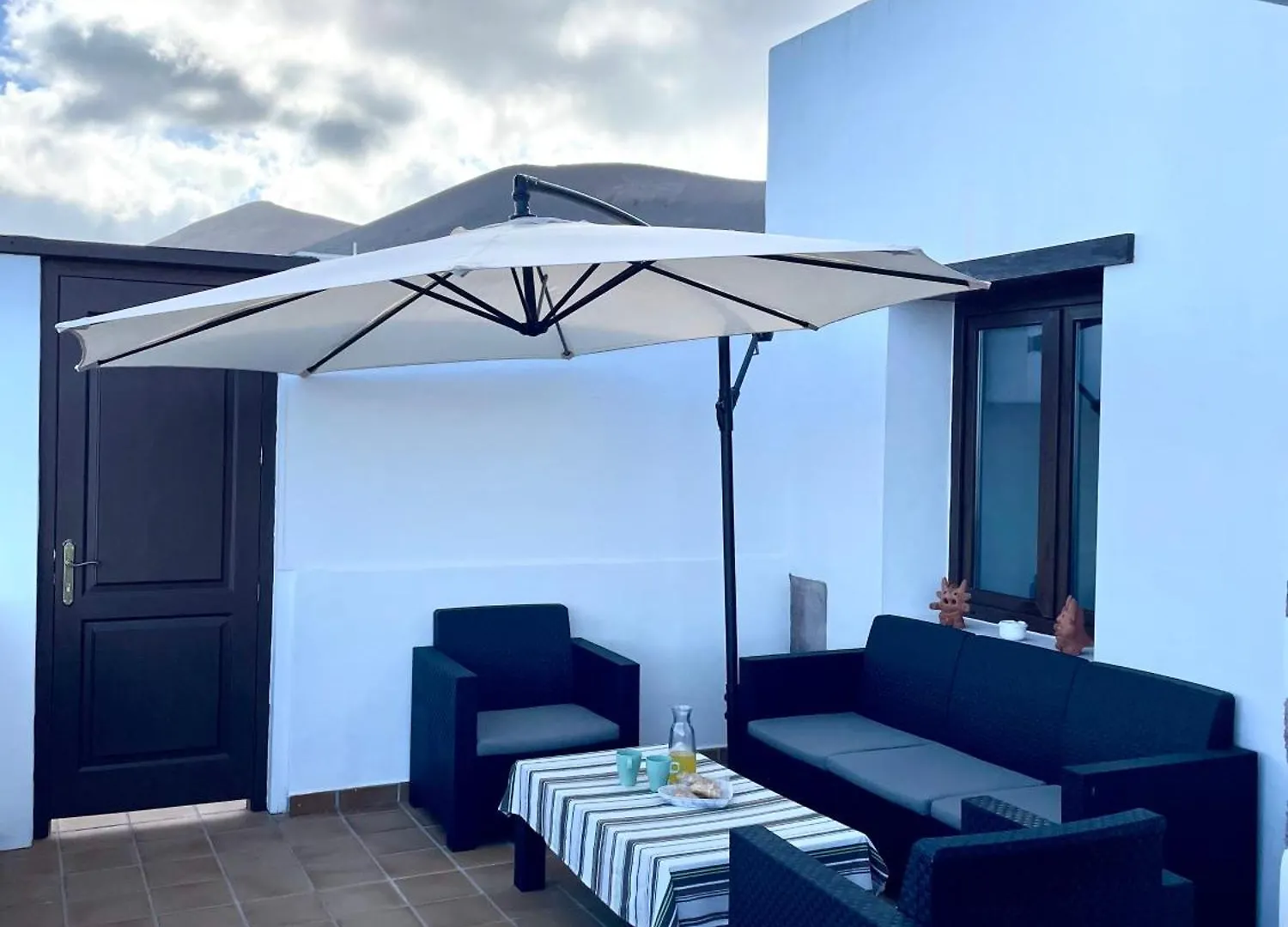 Canto Rojo, La Asomada Con Vistas A Lobos 0*, La Asomada (Lanzarote) España